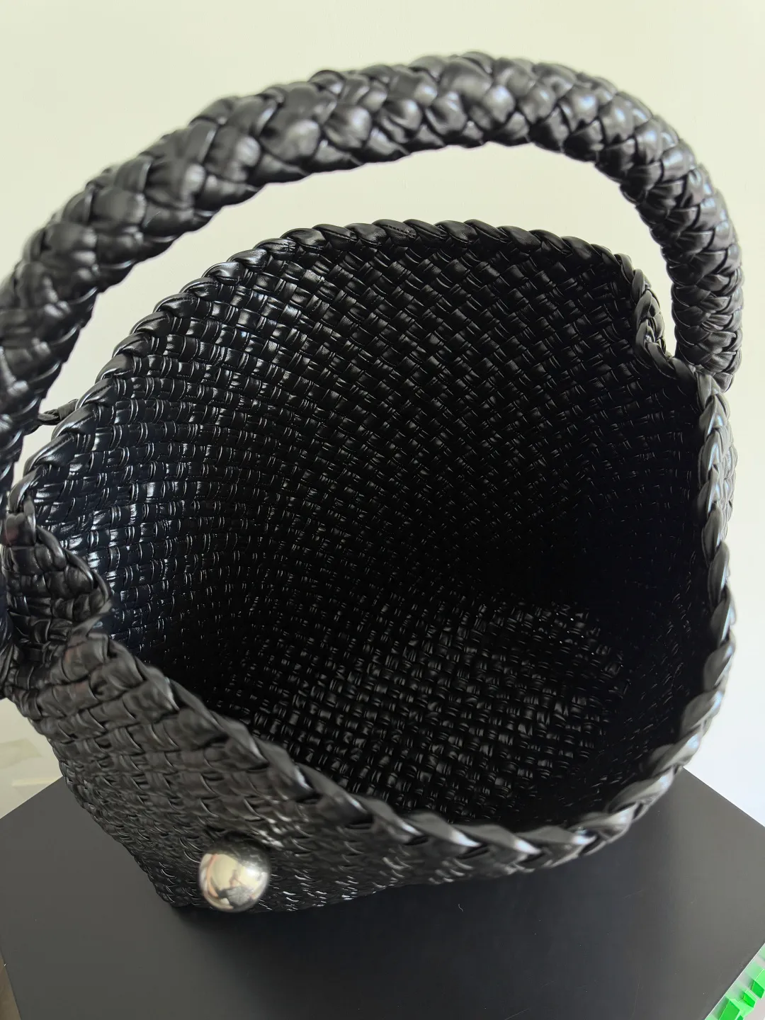 Batch 5760 BOTTEGA VENETA new product large Tosca Baci Baci means Kiss in Italian. Different from the previous Tosca style, this time the entire handbag presents a triangular shape design, and the handle is also designed with a single handle. The delicateness of each stitch of the craftsman's weaving, and the warmth of the handwork are like freshly baked bread! This is a bag that only experienced craftsmen can weave. The lightweight material and large capacity make it easy to carry whether you are an office worker or a student party😍Not only that, this bag is full of fashion, making you the center of attention whether it is a daily outing or an important occasion👀 Style number: 765373 Size: 46*34.5*13.5cm